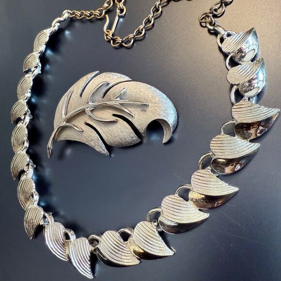 Vintage Silver Tone Leaf Inspired Brooch & Collar Necklace - Picture 4 of 9